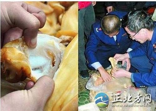 Tai lợn này không bình thường, nó không chỉ có mùi hóa học khó ngửi mà còn vừa xé đã rách. Sau đó cơ quan chức năng đã vào cuộc và phát hiện một khu chuyên chế biến tai lợn giả. Nhân viên điều tra cho biết, bì của số tai lợn giả không có tổ chức huyết quản và sụn, mùi của nó rất khó ngửi, có thể dùng vật cứng đâm thủng, không có độ dai như tai lợn thật, thậm chí dễ dàng xé rách chúng bằng tay.