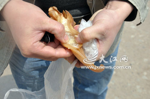 Tai lợn được làm từ nhựa và gelatin. Ngày 4/5/2013, báo chí Trung Quốc lại khiến nhiều người hoảng hốt khi đưa tin người dân thành phố Cám Châu thuộc tỉnh Giang Tây phát hiện tai lợn nhân tạo nghi ngờ được làm từ nhựa và gelatin. Cụ thể, sáng 30/3, một người dân ở thành phố Cám Châu, Giang Tây đã phát hiện tai lợn giả sau khi mua tai ngoài chợ.