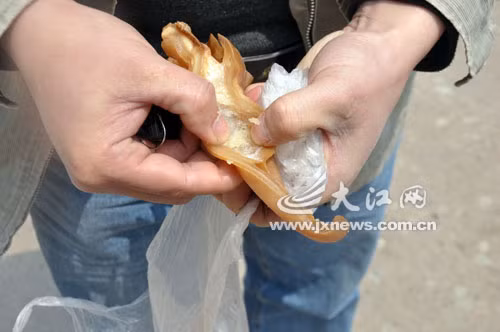 Tai lợn được làm từ nhựa và gelatin. Ngày 4/5/2013, báo chí Trung Quốc lại khiến nhiều người hoảng hốt khi đưa tin người dân thành phố Cám Châu thuộc tỉnh Giang Tây phát hiện tai lợn nhân tạo nghi ngờ được làm từ nhựa và gelatin. Cụ thể, sáng 30/3, một người dân ở thành phố Cám Châu, Giang Tây đã phát hiện tai lợn giả sau khi mua tai ngoài chợ.