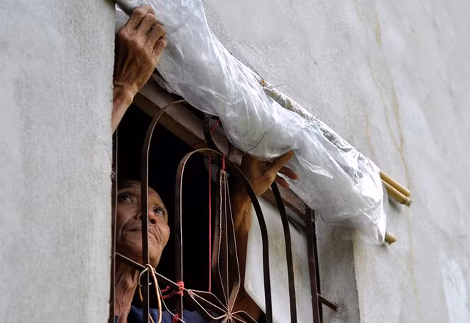 Ông Phạm Văn Thay (57 tuổi) cho biết, mỗi khi sửa nhà đều phải xin ý kiến lãnh đạo địa phương. Gần đây, cửa sổ gỗ mục nát, ông lắp tấm nylon để chống mưa. Làm cửa như vậy không bền nhưng đỡ vướng thủ tục rườm rà.