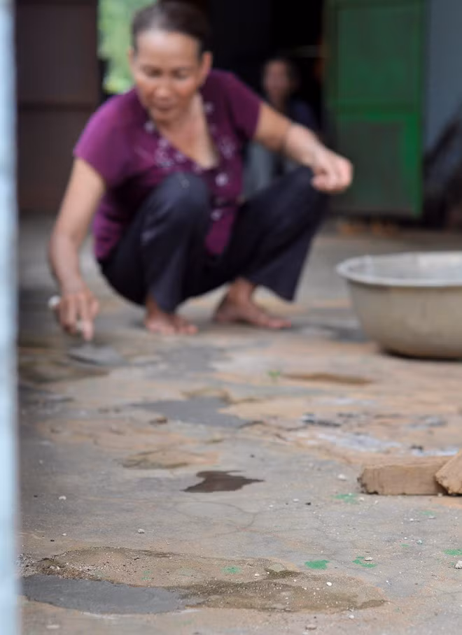 Các hộ dân trong diện quy hoạch không được tách hộ khẩu, tách sổ đỏ, không được bán đất, bán nhà. "Các con tôi đã lập gia đình và muốn tách hộ để tiện công việc nhưng không được. Ngành chức năng yêu cầu giữ nguyên hiện trạng để phù hợp pháp lý trong đền bù, giải tỏa", một người dân buồn bã nói.