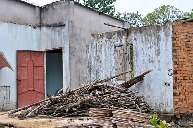 Bà Phạm Thị Thu (54 tuổi, ở xã Suối Trầu, Long Thành) cho hay, ngành chức năng không cho xây mới mà yêu cầu giữ nguyên hiện trạng như lúc lập dự án để phù hợp kinh phí đền bù. "10 năm qua, tường bong tróc, rạn nứt, nền nhà sụt lún... nhưng tôi chỉ thay mái tôn hoặc sửa chữa những hạng mục phụ", bà Thu nói.