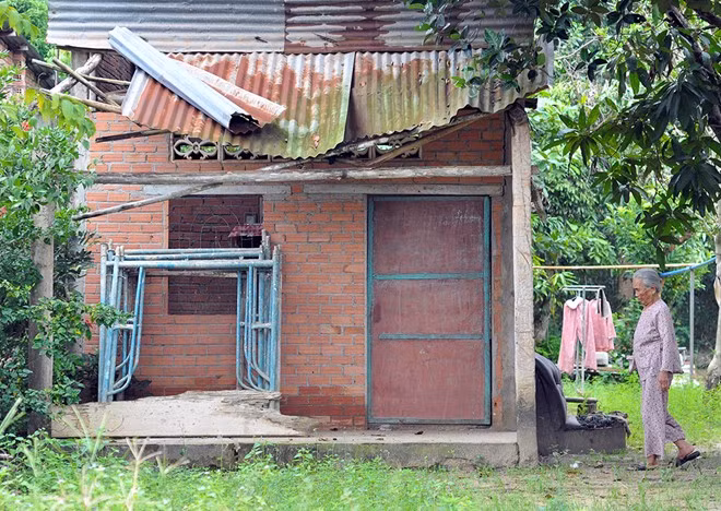 Còn những người không đủ tiền mua đất, xây nhà ngoài vùng dự án thì phải ở lại với căn nhà tồi tàn.