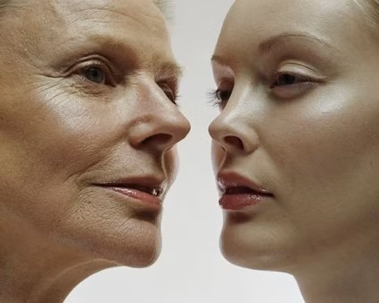 Ngược lại, tất cả mọi thứ cần có thời gian, và một sản phẩm dưỡng da cũng cần như vậy. Do đó, khi sử dụng kem chống lão hóa ban đêm, bạn đừng mong đợi một sự thay đổi đột ngột.