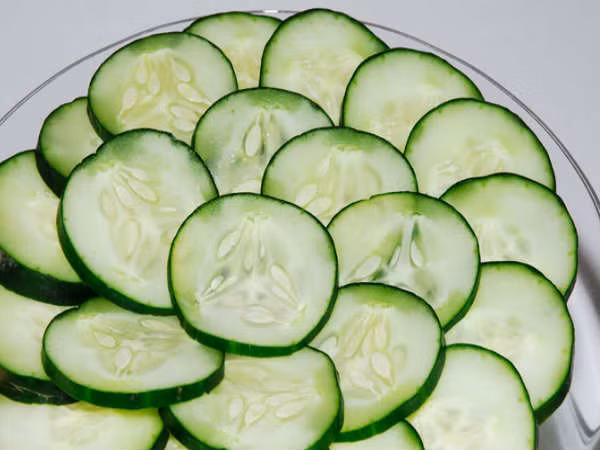 Dưa chuột và sữa đông. Ép 1 quả dưa chuột lấy nước và trộn với sữa đông, áp dụng hỗn hợp này lên mặt và để nó từ 5 đến 10 phút. Sau đó rửa lại bằng nước lạnh. Hỗn hợp này có thể xóa nhờn hiệu quả cho da mặt.