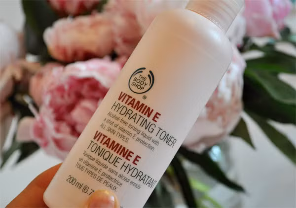 Vitamin E mang lại sự khỏe mạnh tự nhiên và là một trong những chất chống ôxy hóa, giúp da chống lại các tác hại từ môi trường như ánh nắng mặt trời, ô nhiễm, khói thuốc…