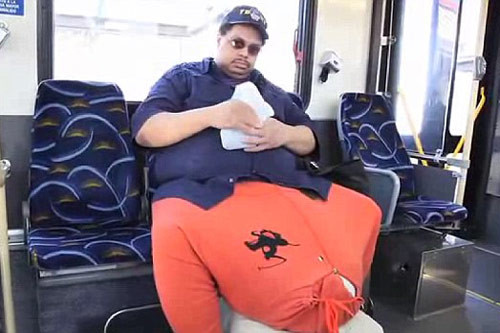 Phải cho tới khi xem bộ phim tài liệu nhắc tới người đàn ông có tinh hoàn nặng tới 60kg Wesley Warren Jr đã qua đời do bệnh tim, Maurer mới nhận ra mình bị mắc căn bệnh phù bạch huyết bìu.