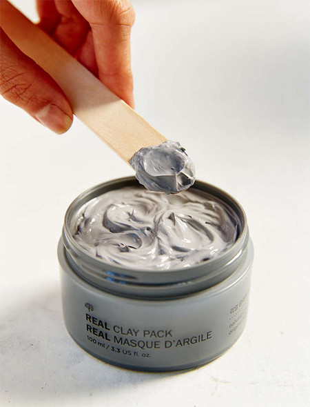 Nó giúp làn da tươi mới và mịn màng đồng thời loại bỏ lượng dầu dư thừa, mang lại làn da sạch và tươi sáng. Mặt nạ này có giá khoảng 400.000đ.