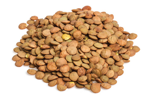 Kẽm. Rụng tóc và gàu có liên quan đến việc cơ thể thiếu hụt kẽm. Kẽm giúp thúc đẩy mô tóc khỏe phát triển, đồng thời sửa chữa các mô tóc hỏng. Kẽm cũng giúp duy trì các tuyến dầu tiết da ở đầu nhằm ngăn ngừa da đầu khô và gàu. Các thực phẩm như thịt, đậu lăng và các loại hạt, ngũ cốc nguyên hạt cung cấp lượng kẽm tốt nhất cho mái tóc.