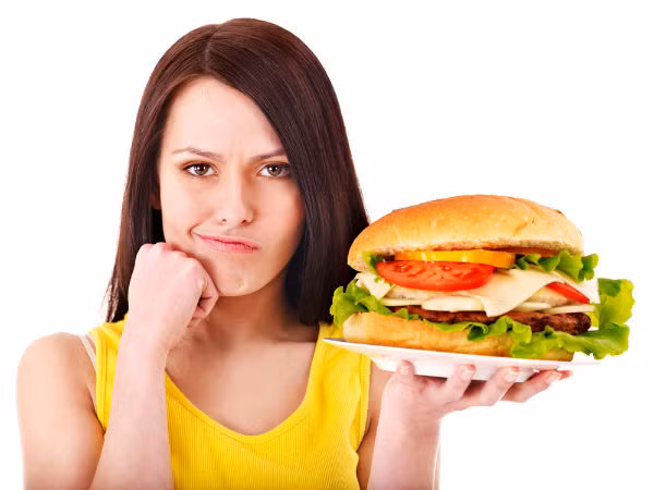 Không có cảm giác ngon miệng. Những người bị viêm loét dạ dày có xu hướng sợ ăn vì họ thường bị đau sau khi ăn. Do tiêu hóa có vấn đề nên bệnh nhân luôn có cảm giác đầy bụng, chướng hơi, khó tiêu, nhiều bệnh nhân bị trào ngược dịch dạ dày lên thực quản do acid dạ dày tăng tiết gây cảm giác chua và đắng ở miệng… khiến người bệnh không có cảm giác ngon miệng nên không muốn ăn.