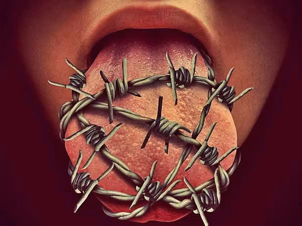 Lưỡi đau. Những vết mụn và lở loét gây đau là nguyên chính gây ung thư lưỡi. Khi bị tình trạng này kéo dài bạn nên đi khám để phát hiện bệnh kịp thời.