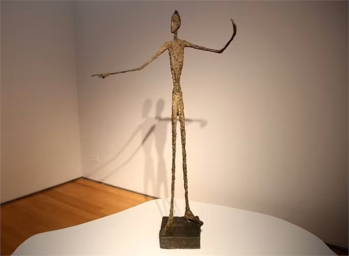 Bức tượng có tên ‘Pointing Man’ của họa sĩ Alberto Giacometti là một trong những món đồ siêu xa xỉ khi được đem ra đấu giá ở mức 141 triệu USD. Bức điêu khắc được hoàn thành vào năm 1947 chỉ trong 9 giờ. Tuy nhiên số tiền nó đem lại thì không hề nhỏ.