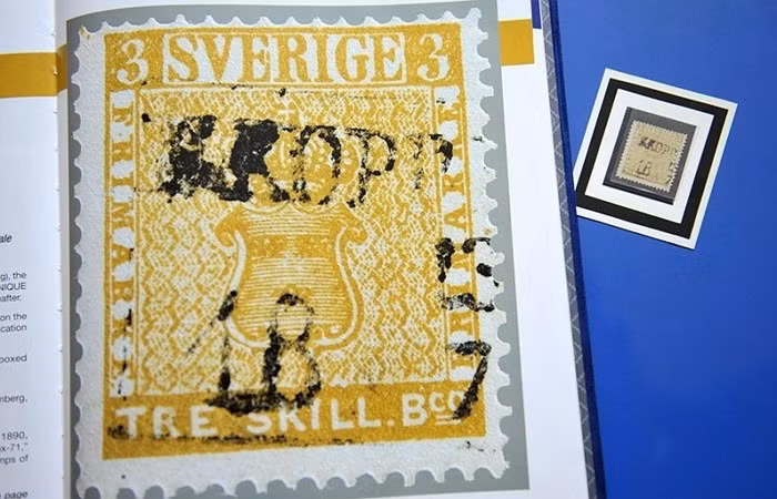 Có lẽ không có gì đặc biệt nếu đây là loại tem thường ở Thụy Điển. Tuy nhiên sự cố tại nhà máy tem năm 1855 đã cho ra đời những tấm tem màu vàng thay vì màu xanh. Và đương nhiên loại tem vàng hiếm và trở nên vô cùng đắt đỏ. Chúng được bán với giá vài triệu USD.