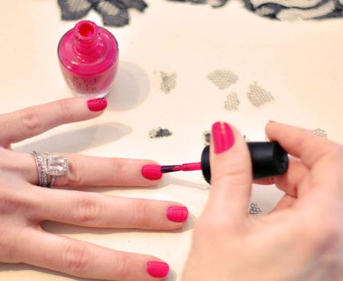 Sơn móng tay. Trong sơn móng tay có chứa các loại hóa chất độc hại như chất tạo màu, chấy làm cứng...có liên quan đến nguy cơ ung thư. Bác sĩ da liễu Nicholas Lowe của Cranley Clinic London, cho biết dị ứng sơn móng tay không chỉ biểu hiện ở riêng vùng móng, mà nó còn có thể bùng phát ban ở mí mắt, miệng và phía sau cổ do phản ứng gãi.