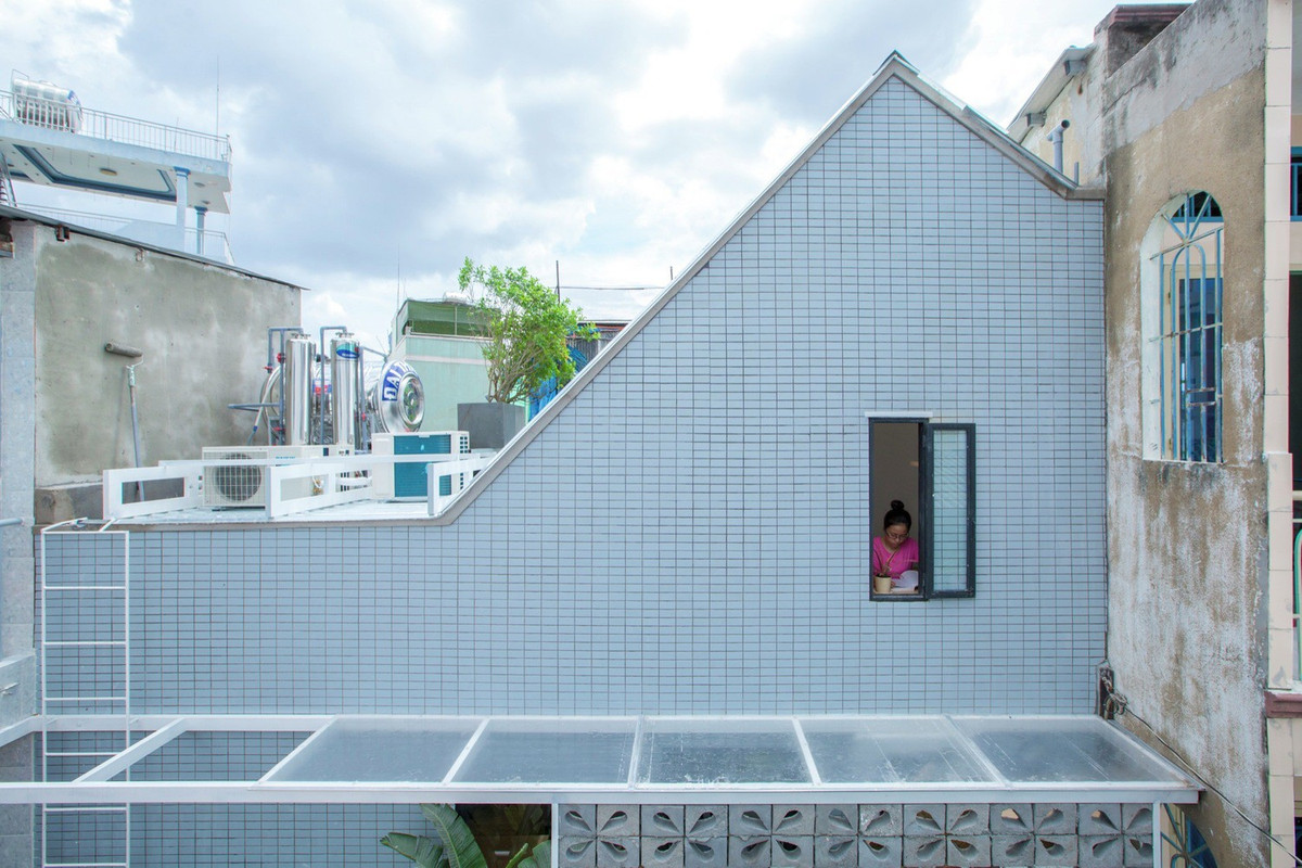 Theo Arch Daily, chủ nhà là một gia đình nhỏ gồm 3 người, vì thế bài toán đặt ra cho các kiến trúc sư là mang đến một không gian sống ấm áp, tiện nghi cho những nhu cầu sinh hoạt hàng ngày của họ. (Ảnh: Thiet Vu).