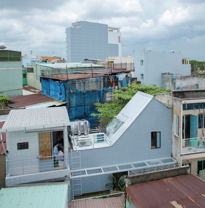 Hai chủ nhân trẻ của ngôi nhà này là những người có lối sống hiện đại, tâm hồn phóng khoáng, vậy nên họ muốn hạn chế tối đa những chi tiết tạo ranh giới, rào cản trong không gian như tay vịn cầu thang để tạo một hài hòa, thống nhất tuyệt đối trong nhà. (Ảnh: Thiet Vu).