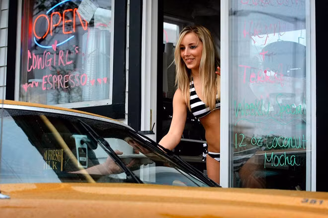 Khong duoc khoe da thit, nhan vien quan ca phe bikini quyet dinh lam dieu nay-Hinh-2