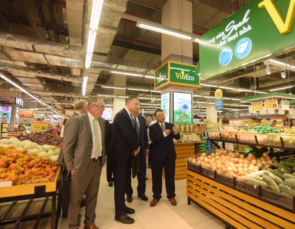 Dai su Hoa Ky hao hung trai nghiem sieu thi VinMart