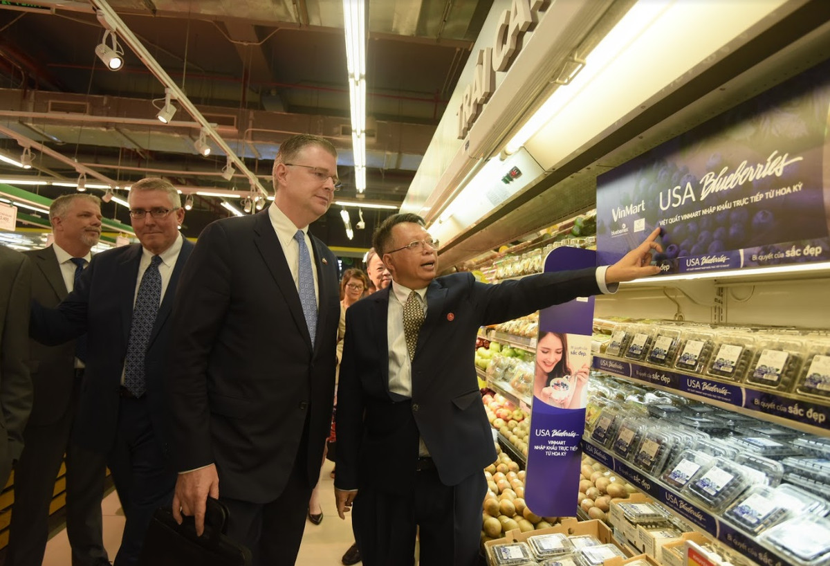Dai su Hoa Ky hao hung trai nghiem sieu thi VinMart-Hinh-2
