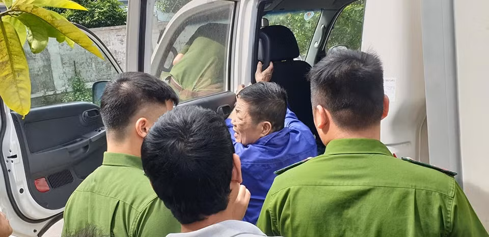 Trước khi lên xe thùng, Hưng "kính" vẫn cố ngoái lại như tìm ai đó.