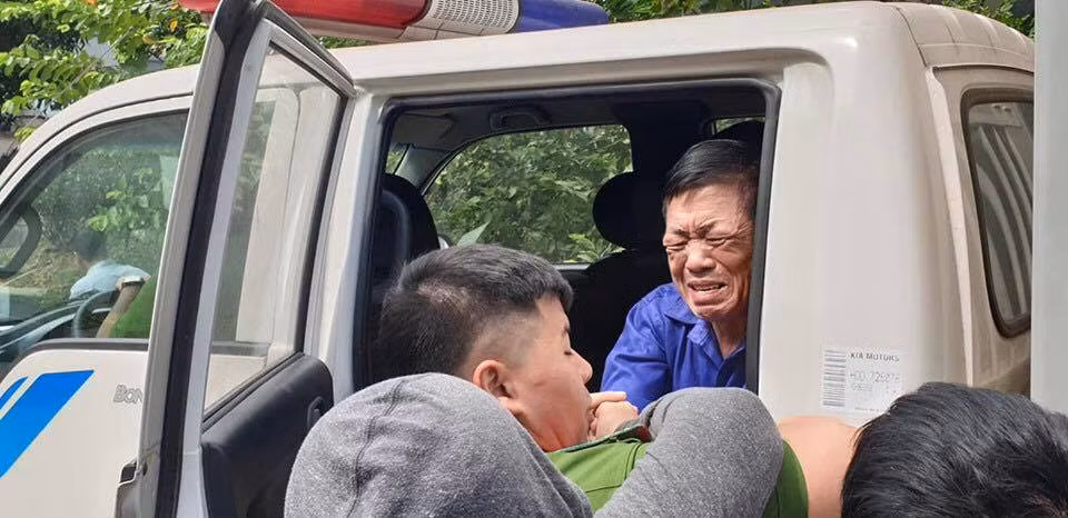 Trùm bảo kê chợ Long Biên - Hưng "kính" mếu máo khi bị giải lên xe thùng.