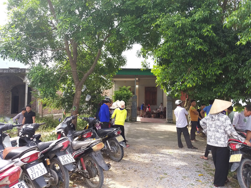 Bị đâm với một vết chí mạng, chị Phượng gắng gượng lết vào phòng- nơi một nam nhân viên khác cùng ca trực với mình đang ngủ để cầu cứu nhưng gục ngay trước cửa phòng. Trong ảnh: Người thân bàng hoàng khi hay tin chị Phượng bị sát hại. (ảnh: Công an TPHCM).