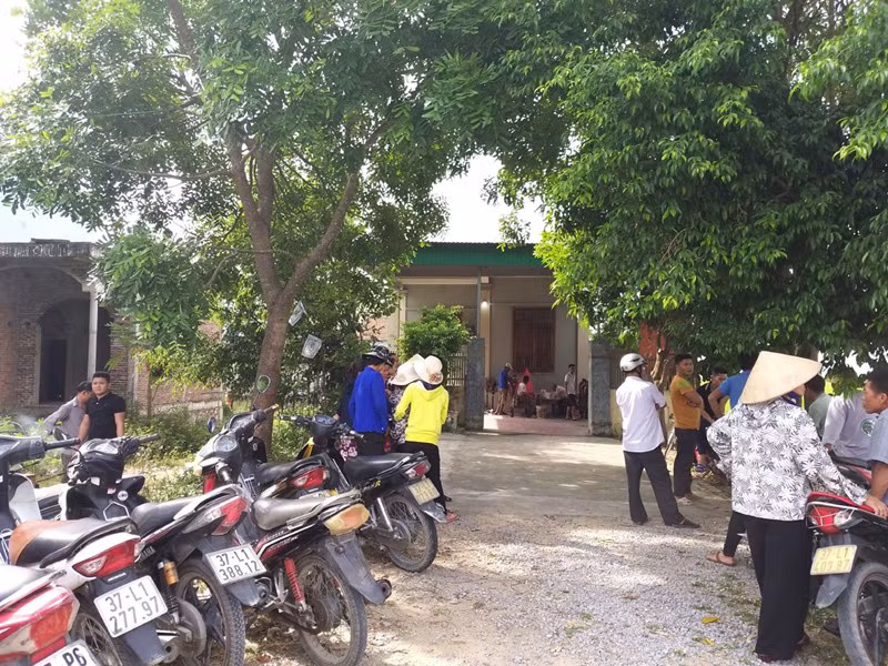 Bị đâm với một vết chí mạng, chị Phượng gắng gượng lết vào phòng- nơi một nam nhân viên khác cùng ca trực với mình đang ngủ để cầu cứu nhưng gục ngay trước cửa phòng. Trong ảnh: Người thân bàng hoàng khi hay tin chị Phượng bị sát hại. (ảnh: Công an TPHCM).