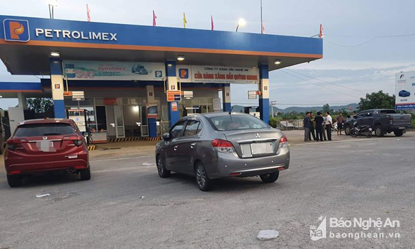 Chị Phượng được đưa vào bệnh viện cấp cứu ngay sau đó. Tuy nhiên do vết thương quá nặng, nạn nhân đã tử vong. Trong ảnh: Cửa hàng xăng dầu Quỳnh Giang - nơi xảy ra án mạng. (Ảnh: Báo Nghệ An).