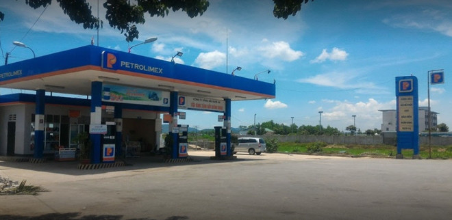 Hiện Công an huyện Quỳnh Lưu phối hợp với các phòng nghiệp vụ Công an tỉnh Nghệ An đang có mặt tại hiện trường, khám nghiệm tử thi và điều tra nguyên nhân vụ việc. (ảnh: CAND).