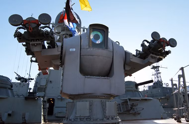 Hiện 3M-47 Ghibka đã được Nga trang bị trên các tàu tên lửa nhỏ Buyan và Buyan-M. Loại vũ khí này thiết kế hai cánh tay lắp 4 tên lửa Igla (S) có tầm bắn 5-6km, trang bị đầu dẫn hồng ngoại có khả năng đối kháng hiệu quá với các biện pháp gây nhiễu.