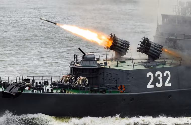 Hệ thống vũ khí săn ngầm cấu hình cho Project 24320 cũng rất đa dạng với hai tùy chọn: hệ thống Paket-E/NK (2 bệ phóng và 8 ngư lôi) hoặc hệ thống săn ngầm RPK-8 (với một bệ phóng bom RBU-6000, 48 đạn chống ngầm 90R và bom chìm RGB-60).