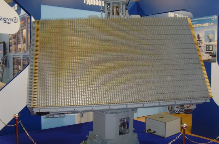 Cảm biến chính trên tàu là hệ thống radar chủ động Positiv ME1.2 thiết kế để phát hiện và theo dõi mục tiêu trên biển, trên không với tầm trinh sát đến 150km, phát hiện máy bay chiến đấu tầm 50km.