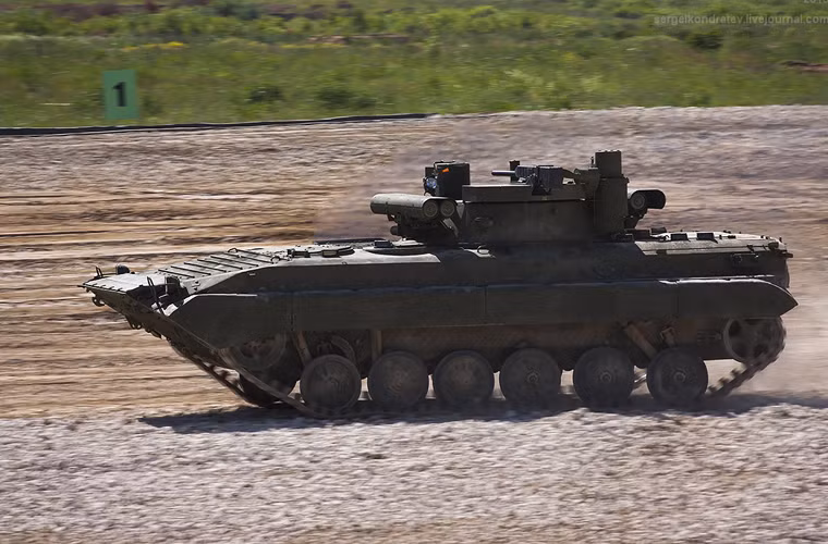 Hệ thống điều khiển hỏa lực mới của Berezhok cũng giúp cho xe chiến đấu bộ binh BMP-1 và BMP-2 khai hỏa chính xác khi di chuyển với tốc độ lớn thay vì phải dừng – bắn.