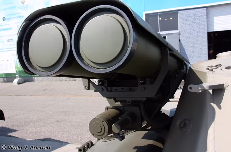 Hai trong 4 ống phóng tên lửa chống tăng Kornet-E có tầm bắn từ 500 tới 5.500m, sử dụng hệ dẫn đường bán tự động bằng laser, xuyên giáp dày tới 1.200mm sau ERA.