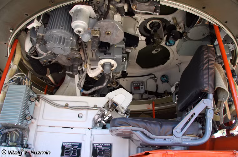 Trên module được tích hợp sẵn hệ thống điều khiển hỏa lực hoạt động tác chiến cả ngày - đêm với khả năng theo dõi mục tiêu hoàn toàn tự động.