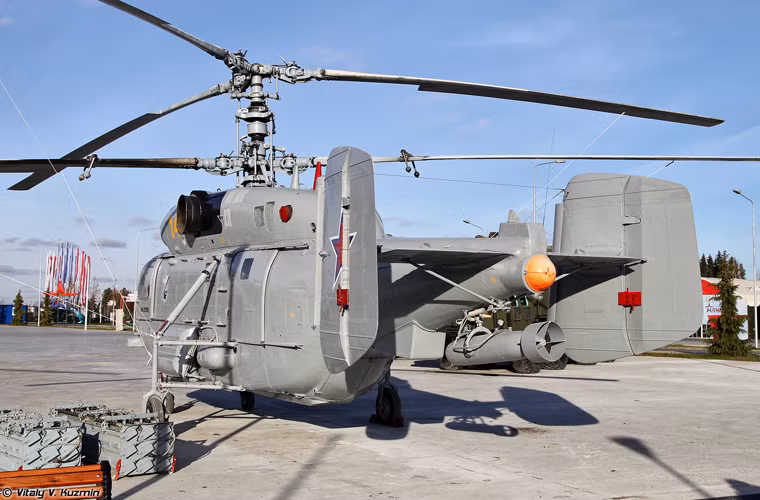 Trong ảnh có thể thấy rõ quả bom chìm chống ngầm được treo dưới giá đặt ở đuôi máy bay trực thăng Ka-27PL (biến thể nội địa dành cho Hải quân Nga).