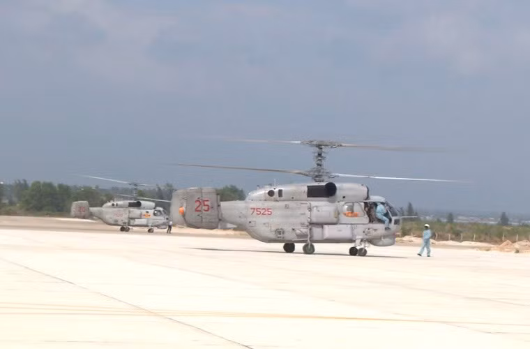 Việc dùng cơ cấu cánh quạt đồng trục giúp loại bỏ hoàn toàn cánh quạt đuôi, qua đó giảm tiếng ồn và kích thước bề ngang máy bay. Ngoài ra, nó giúp cho trực thăng có độ cơ động và linh hoạt cao hơn. Và vì không có cánh quạt đuôi nên loại này không ngại gió thổi nang, có thể cất hạ cánh trong mọi điều kiện thời tiết.