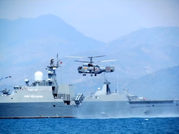 Trong khi các trực thăng khác phải trang bị thêm thuyền phao, áo phao để khi hạ cánh trên biển thì Ka-28 được trang bị áo phao riêng cho máy bay để nổi trên mặt nước trong tình huống khẩn cấp. Phía khoang sau của Ka-28 có thuyền bằng cao su được gói lại. Sĩ quan dẫn đường 2 có nhiệm vụ đẩy thuyền, giật dây bơm hơi để nhảy xuống biển khi có tình huống phải hạ cánh khẩn cấp xuống biển.