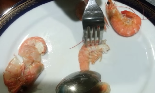 Cách dùng dĩa và thìa lột vỏ tôm cực nhanh.
