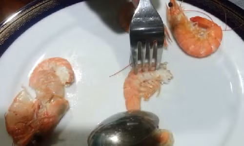 Cách dùng dĩa và thìa lột vỏ tôm cực nhanh.