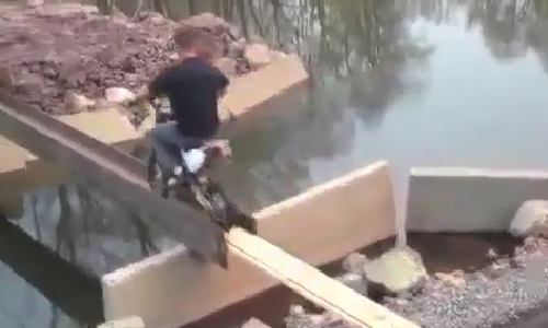 Roi ca nguoi lan xe xuong nuoc vi thich the hien