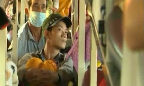 Hanh khach chap nhan xe “nhoi nhet” de vao Nam