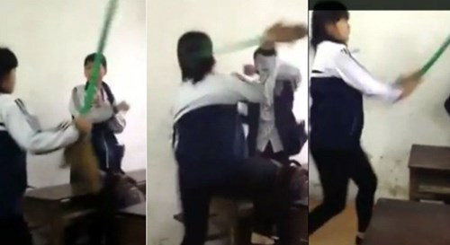 7. Bị chê xấu, nữ sinh "xử" bạn nam ngay trong lớp Ngày 28/3, dư luận xôn xao khi xuất hiện clip một nữ sinh đánh bạn nam ngay trong lớp. Sự việc được cho là xảy ra tại lớp 10A4 trường THPT Nguyễn Trường Tộ, TP Vinh (Nghệ An). Trao đổi với PV, thầy Trần Anh Tuấn – Phó hiệu trường nhà trường xác nhận sự việc trên. Cũng theo thầy Tuấn, ngay sau khi sự việc xảy ra, nhà trường đã họp kiểm điểm các học sinh liên quan, yêu cầu làm bản tường trình về sự việc.