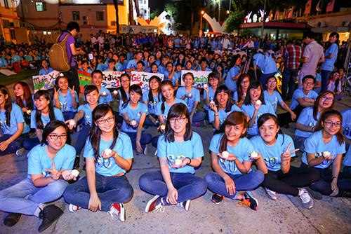 9. Việt Nam hưởng ứng giờ trái đất 2015 Tối 28/3, đêm sự kiện chính của chiến dịch Giờ Trái Đất Xanh 2015 đã diễn ra tại sân 4A, Nhà văn hóa Thanh Niên TPHCM thu hút sự tham gia của gần 2.000 tình nguyện viên và người dân thành phố.