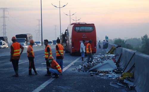 6. Tài xế cãi nhau, gây tai nạn làm 10 người thương vong Khoảng 1h rạng sáng 28/3, hai xe tải chở cá mang biển kiểm soát 94C-001.08 do tài xế Lý Minh Đường (26 tuổi, quê Sóc Trăng) điều khiển và biển kiểm soát 88C-024.70 do lái xe Trần Minh Trên (32 tuổi, quê Kiên Giang) điều khiển đang chạy trên cao tốc TP HCM - Trung Lương (đoạn qua KM13, xã Thạnh Phú, huyện Bến Lức, tỉnh Long An, hướng miền Tây về Sài Gòn) thì xảy ra va chạm kinh hoàng khiến 10 người thương vong.