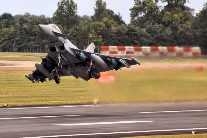 Saudi Arabia đang tiếp nhận 72 máy bay chiến đấu Eurofighter Typhoon mà họ đặt mua từ 7 năm trước. Saudi Arabia cũng triển khai những máy bay này trong cuộc chiến chống IS. Ảnh: Business Insider.