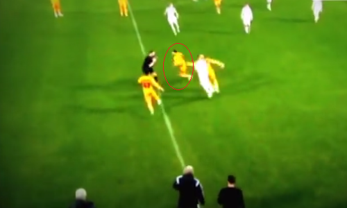 Cau thu dien tiet quyet an thua du voi trong tai