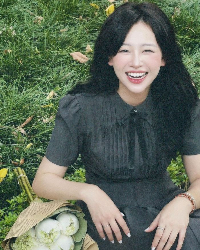 Lê Chi được mọi người biết đến với nickname Leechiee, hot girl này nổi tiếng với những clip hướng dẫn cách tạo dáng chụp ảnh.