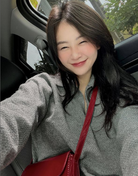 Kênh TikTok cá nhân của cô không chỉ là nơi thể hiện sự sáng tạo và cá tính cuốn hút của cô. Nó còn là nguồn cảm hứng cho những người đam mê nhiếp ảnh và muốn tìm hiểu cách ghi lại những khoảnh khắc đẹp đẽ từ cuộc sống hàng ngày.