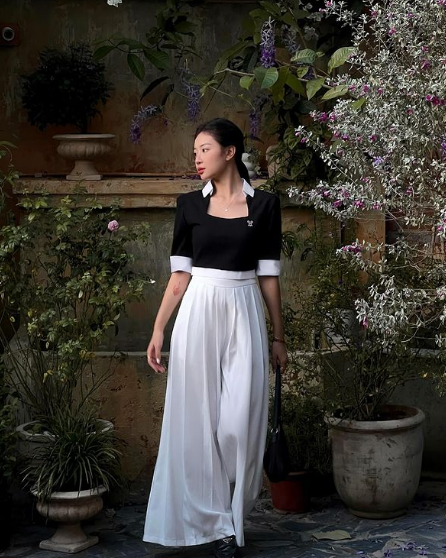 Vào mùa thu Hà Nội vừa qua, hot girl TikTok này gây sốt với đoạn clip chụp ảnh với mùa thu Hà Nội bằng cách thị phạm trên đường Phan Đình Phùng. Cô chỉ dẫn chi tiết từ khâu tạo dáng đến cách chụp, cách chỉnh sửa ảnh để có những tác phẩm vừa đẹp vừa lãng mạn.